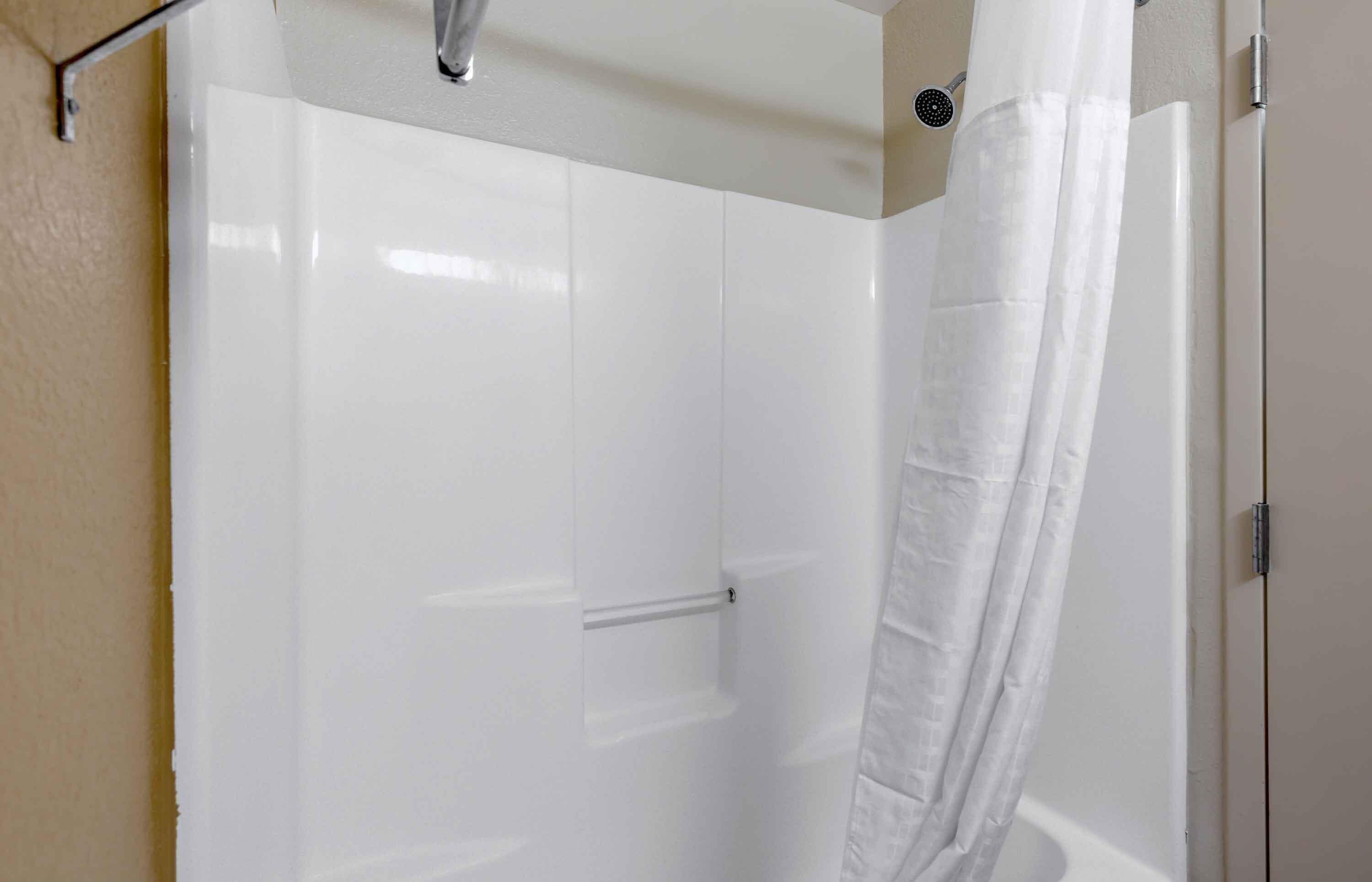 Combined shower/bathtub, free toiletries, hair dryer, towels