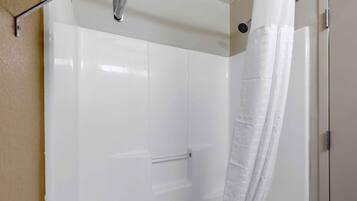 Combined shower/bathtub, free toiletries, hair dryer, towels