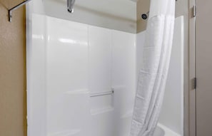 Combined shower/tub, free toiletries, hair dryer, towels - Extended Stay America Select Suites Raleigh RDU Airport (Morrisville)