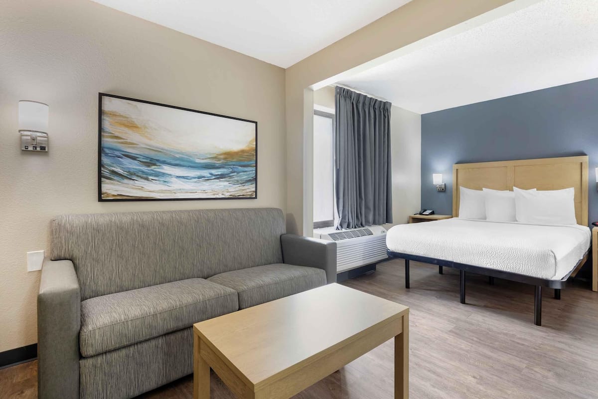 Deluxe Studio, 1 Queen Bed with Sofa bed, Non Smoking