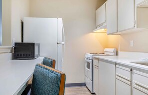 Deluxe Studio, Multiple Beds, Non Smoking | Private kitchen