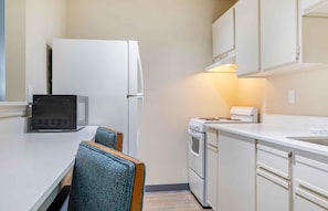 Deluxe Studio, Multiple Beds, Non Smoking | Private kitchen