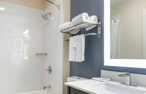 Combined shower/bathtub, free toiletries, hair dryer, towels - Extended Stay America Suites Arlington Six Flags (Arlington)