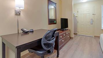 Studio, 1 Queen Bed, Non Smoking | Desk, iron/ironing board, free WiFi, bed sheets