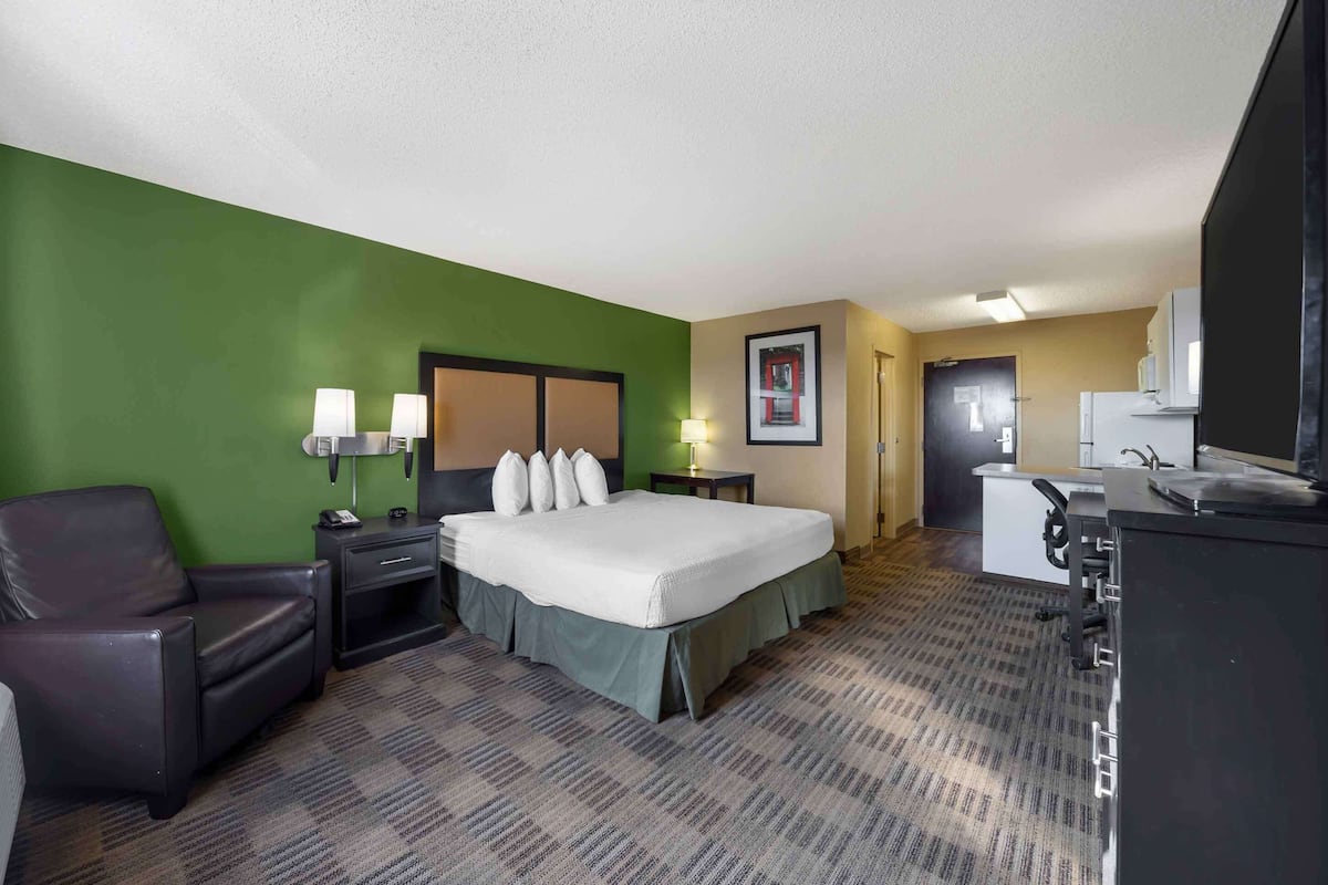 Desk, iron/ironing board, free WiFi, bed sheets