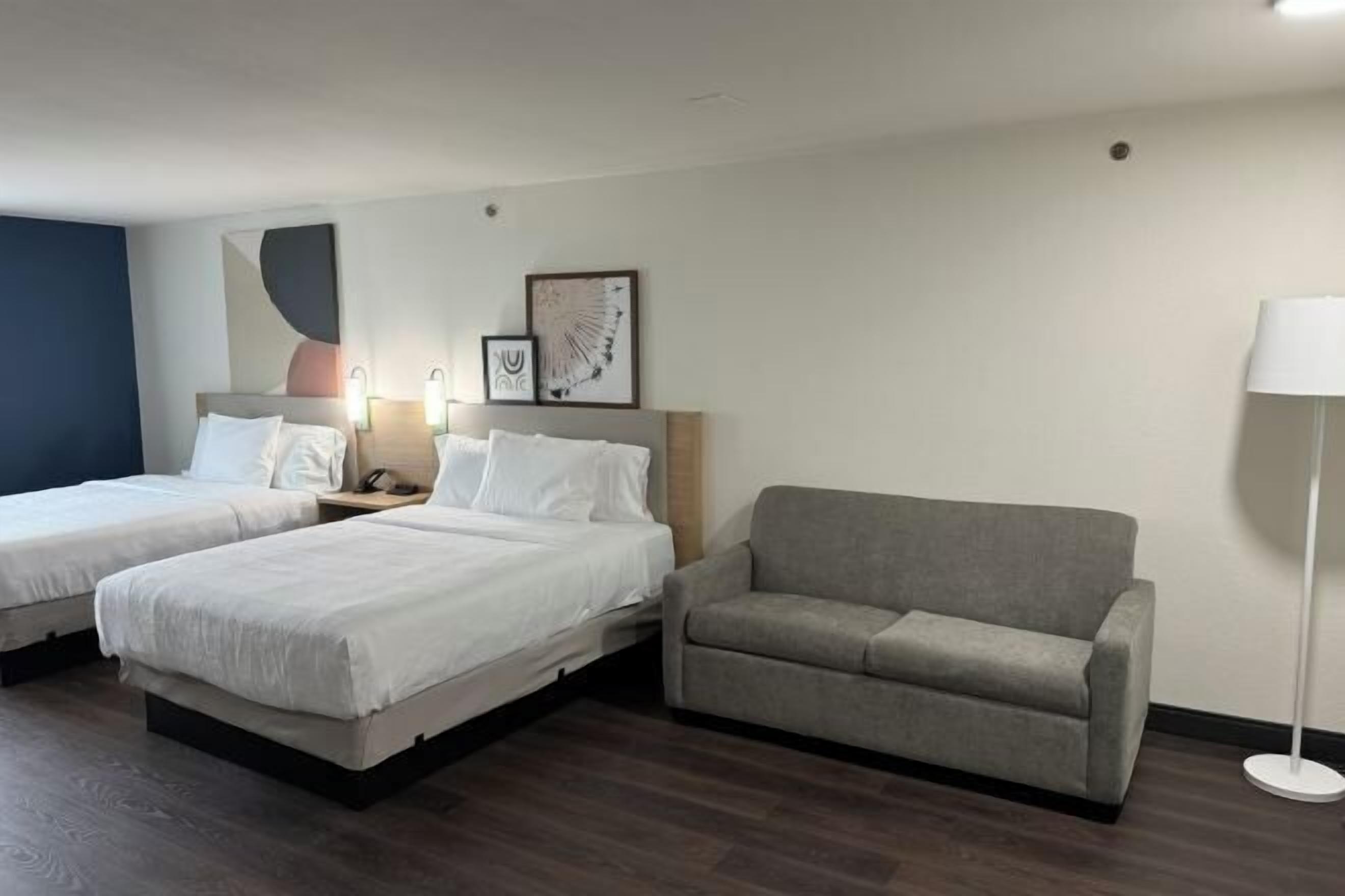 Desk, laptop workspace, iron/ironing board, free WiFi