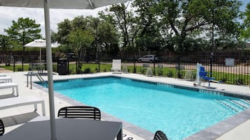 Una piscina al aire libre de temporada