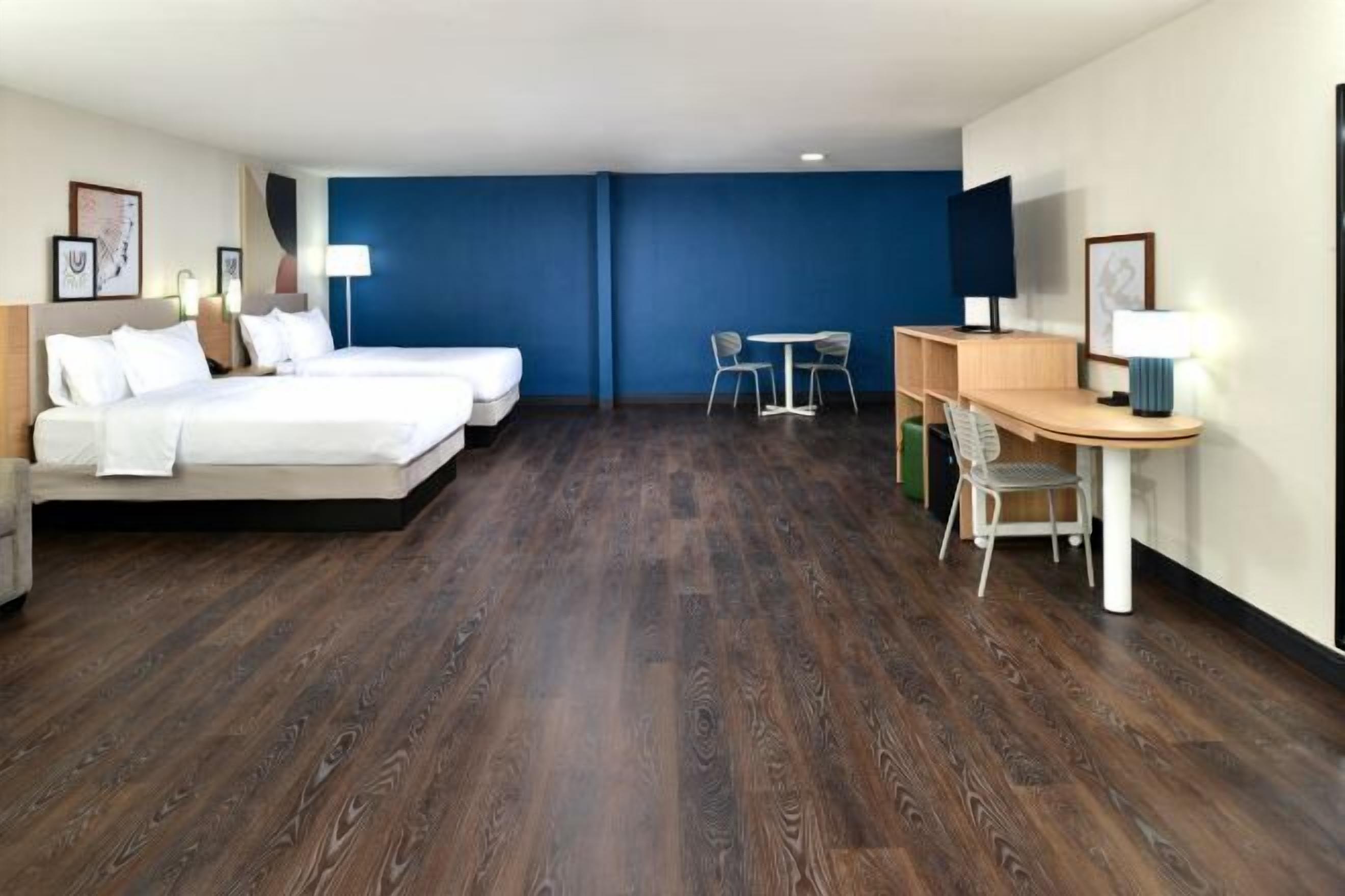 Desk, laptop workspace, iron/ironing board, free WiFi