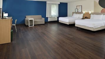 Habitación, con acceso para personas discapacitadas, tina (2 Queens w/Sofabed, Hearing/Mobility) | Área de sala de estar | Smart TV de 50 pulgadas con canales por cable