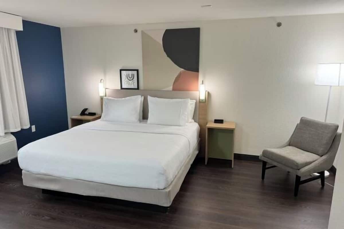 Desk, laptop workspace, iron/ironing board, free WiFi