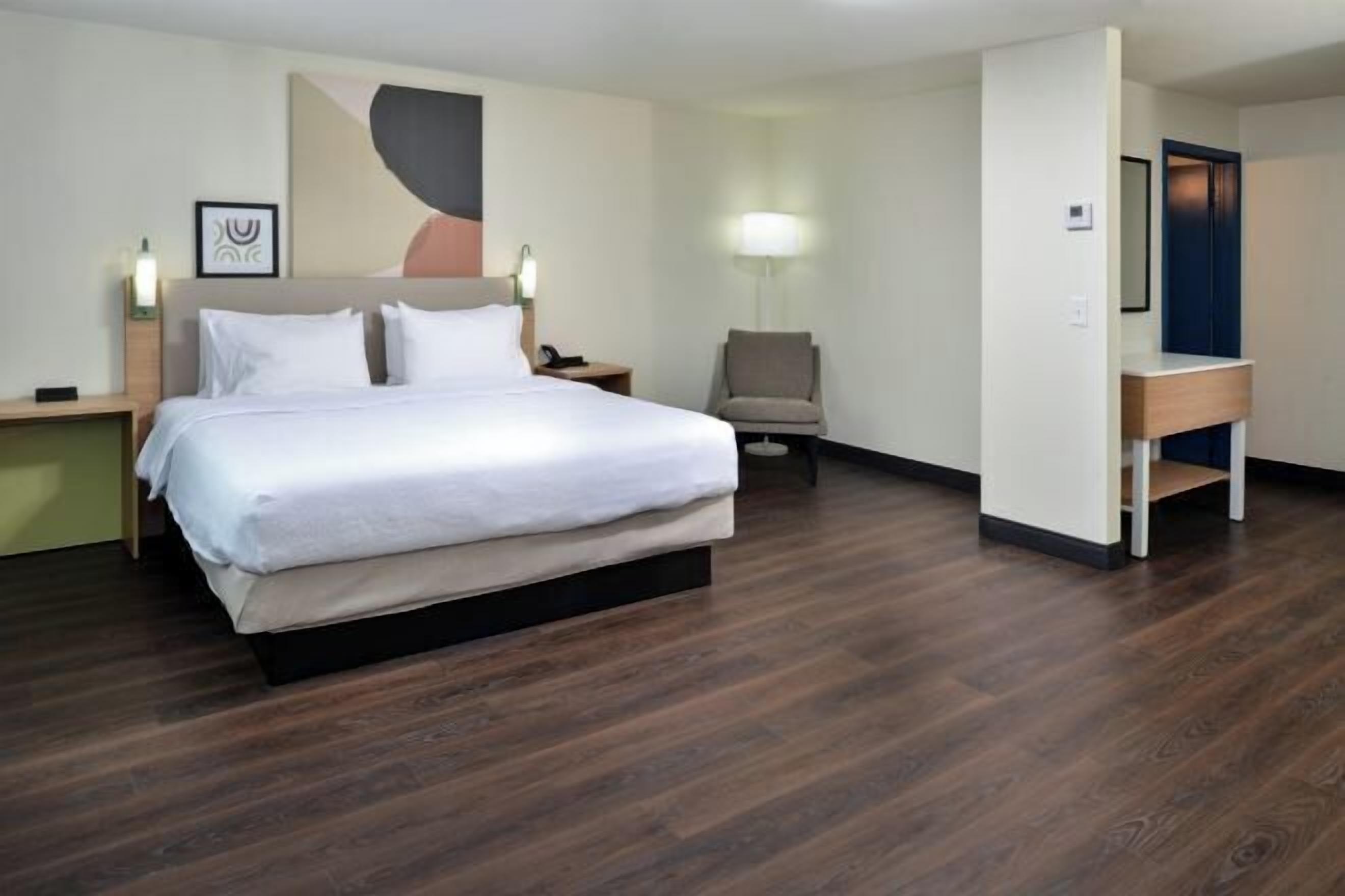 Desk, laptop workspace, iron/ironing board, free WiFi