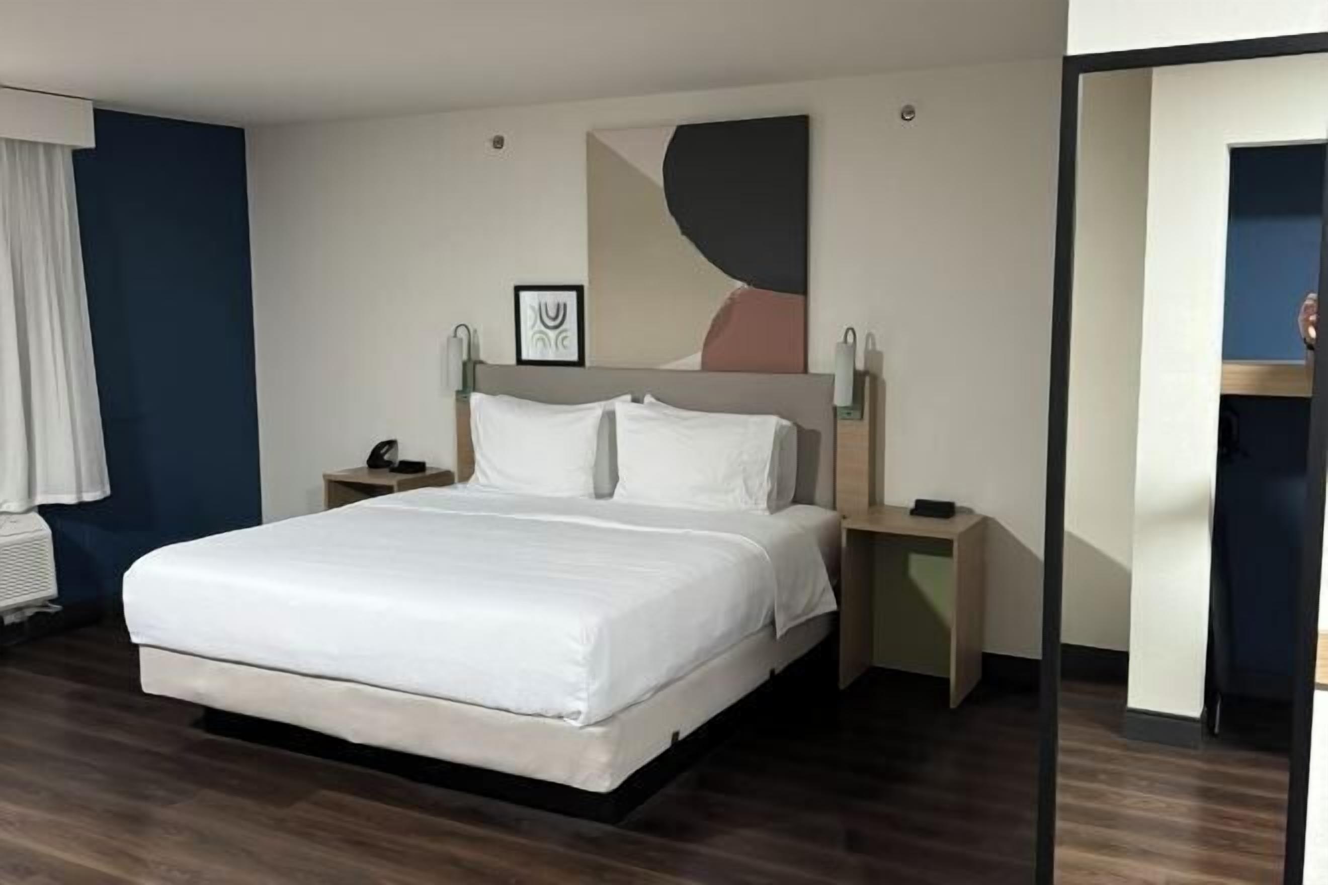 Desk, laptop workspace, iron/ironing board, free WiFi