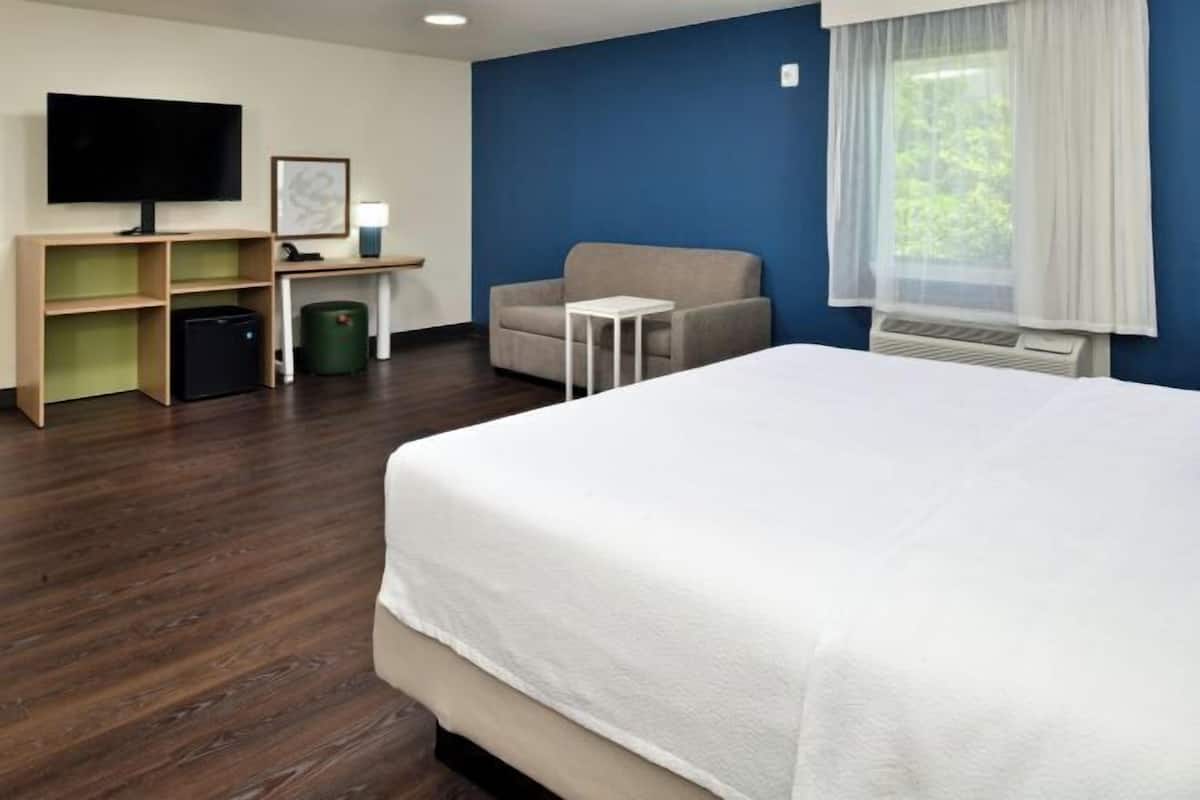 Schreibtisch, laptopgeeigneter Arbeitsplatz, Bügeleisen/Bügelbrett