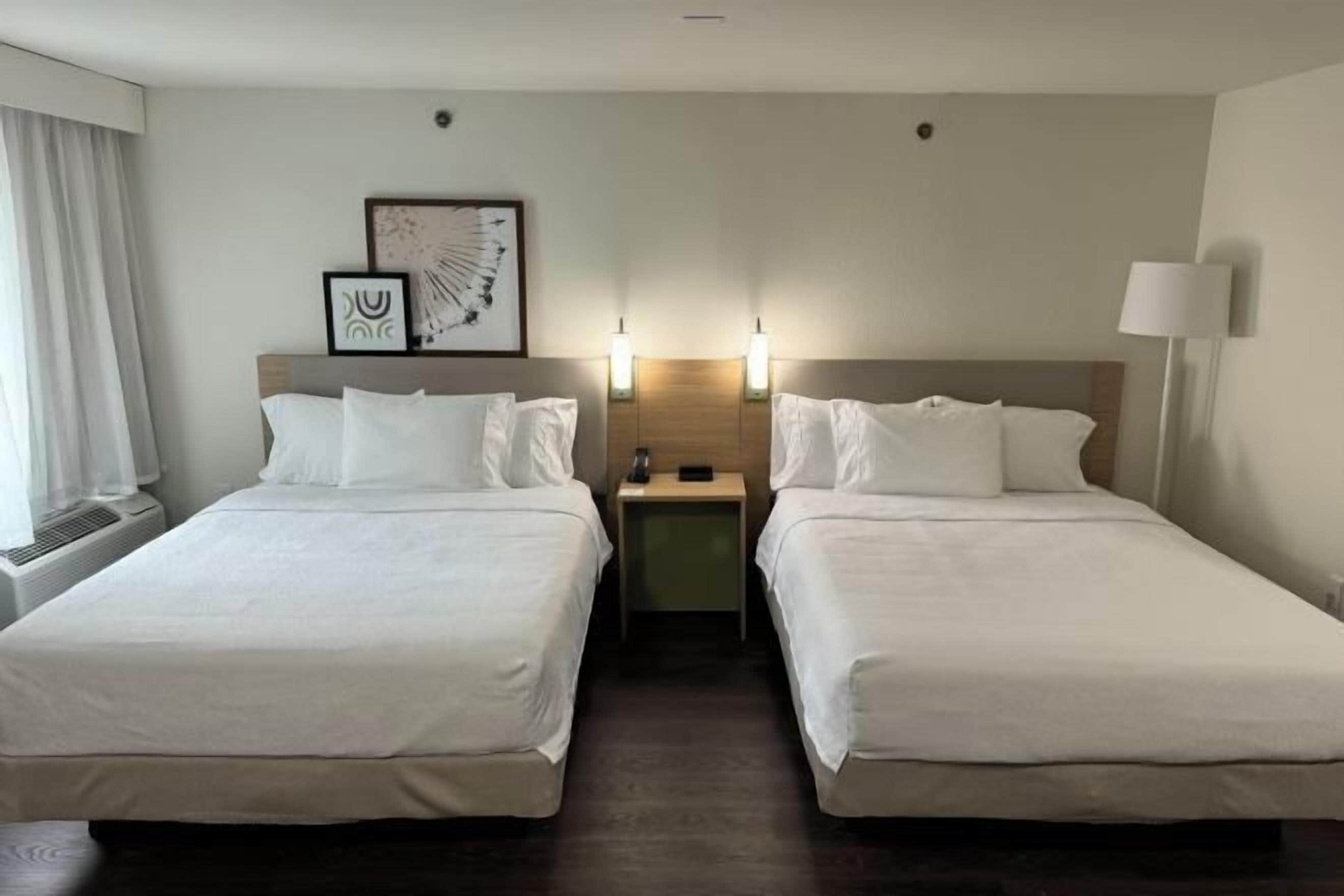 Escritorio y espacio para trabajar con laptop 