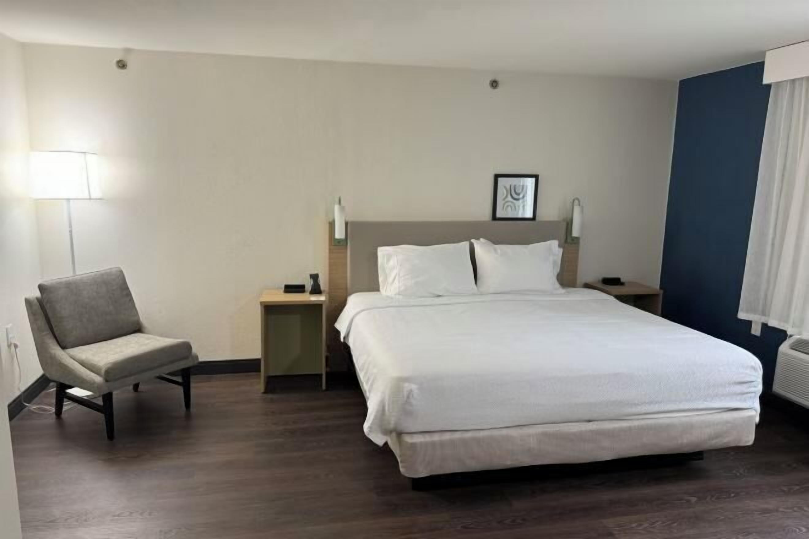 Escritorio y espacio para trabajar con laptop 