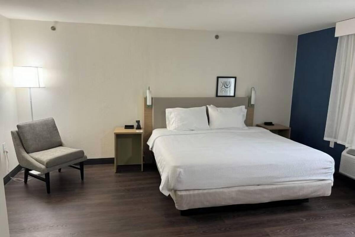 Desk, laptop workspace, iron/ironing board, free WiFi