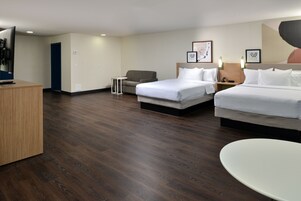 客房 (2 Queen Beds with Sofabed) | 办公桌、笔记本电脑工作区、熨斗/熨衣板、免费 WiFi