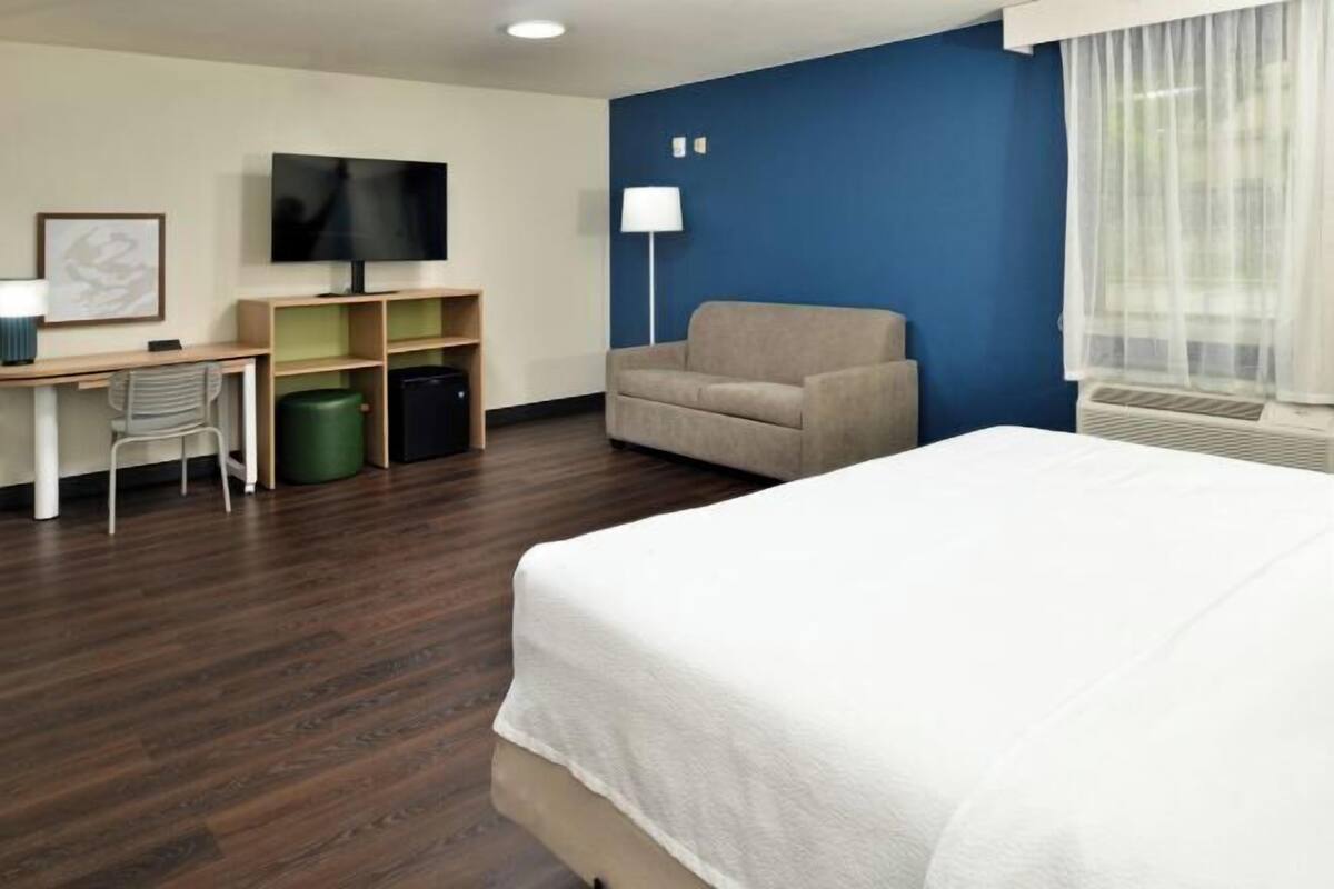 Desk, laptop workspace, iron/ironing board, free WiFi