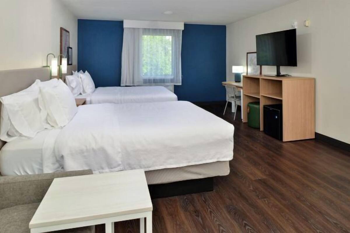 Desk, laptop workspace, iron/ironing board, free WiFi