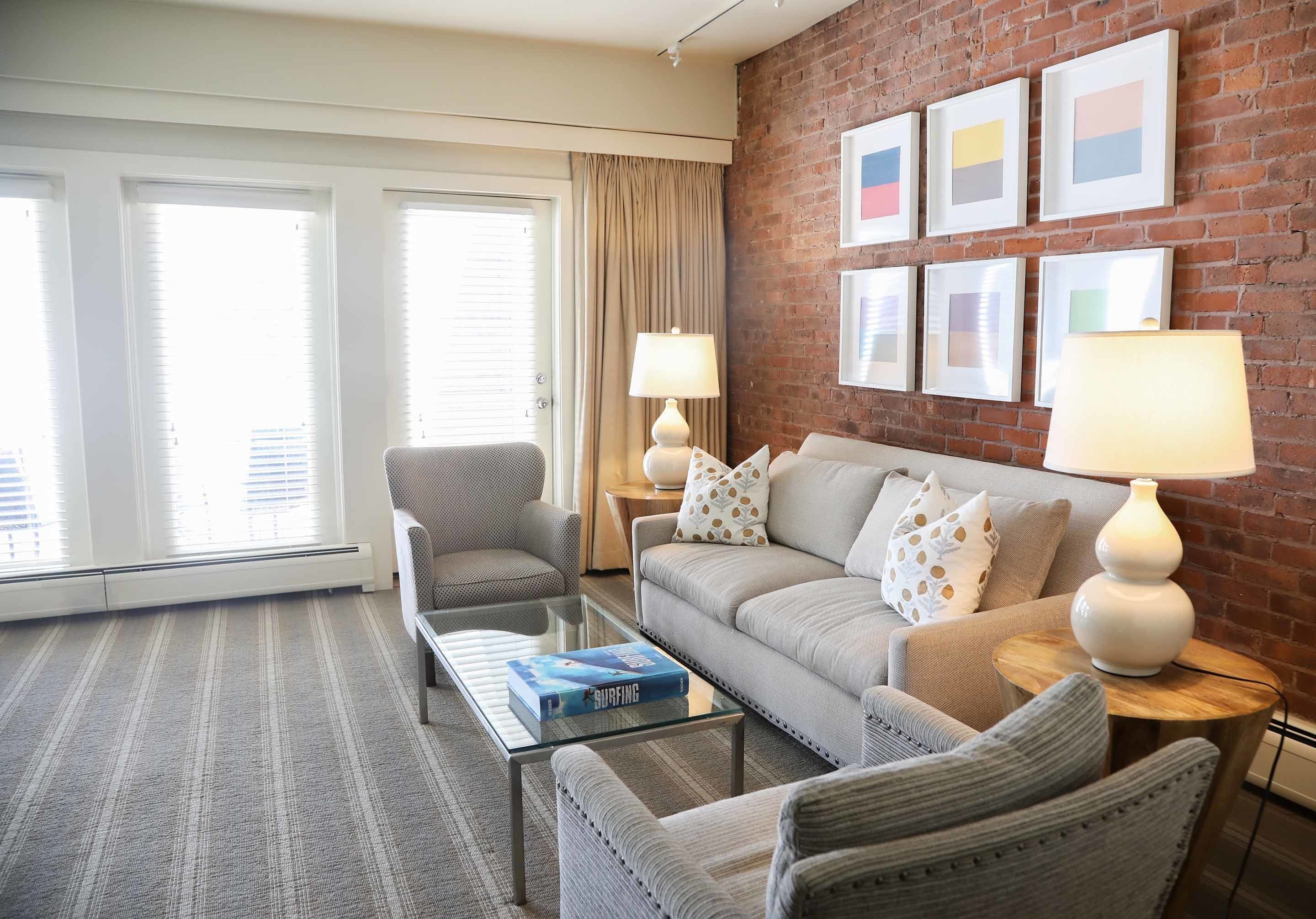 Suite Deluks, 1 Tempat Tidur King | Area keluarga | Televisi LCD 50-inci dengan saluran TV kabel dan TV