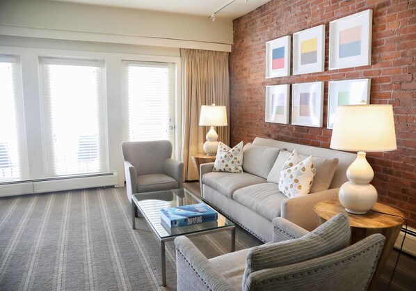 Deluxe Suite, 1 King Bed | Living area