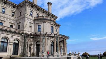 Un edificio histórico con arquitectura clásica, que incluye columnas y ventanas arqueadas.