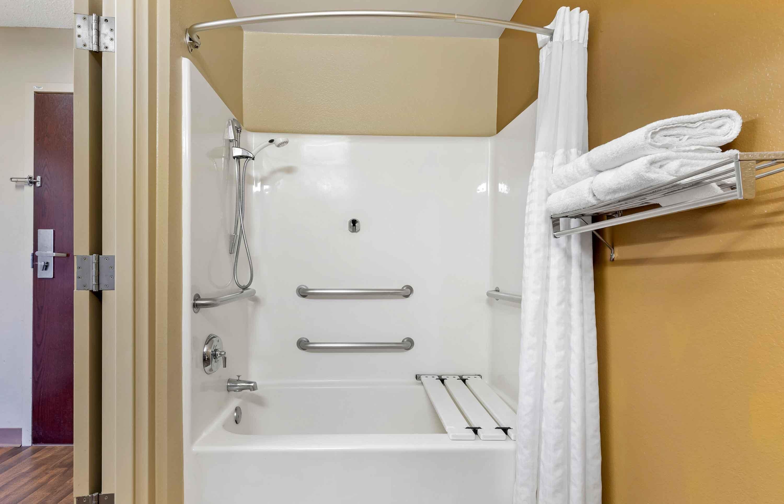 studio, 1 queen bed, accessible, non smoking | bathroom | combined shower/bathtub, free toiletries, hair dryer, towels