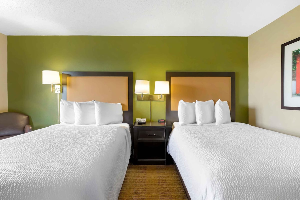 studio, 2 double beds, non smoking | desk, iron/ironing board, free wifi, bed sheets