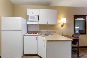 Studio, 1 Queen Bed, Non Smoking | Desk, free WiFi, bed sheets