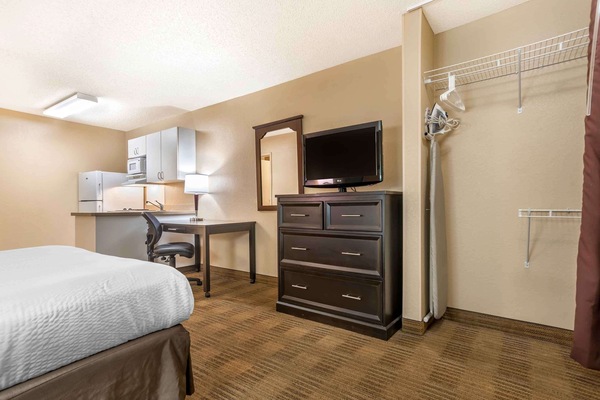 Studio, 1 Queen Bed, Non Smoking | Desk, laptop workspace, WiFi (free), bed sheets