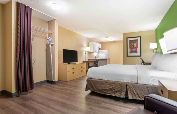 Estudio, 1 cama King size, para no fumadores | Escritorio, espacio para trabajar con laptop y wifi gratis 