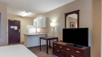 Studio (One Queen Bed, Non-Smoking) | Een bureau, een strijkplank/strijkijzer, gratis wifi, beddengoed