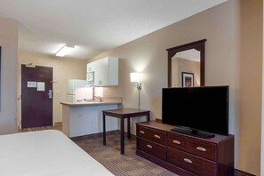 Estudi (One Queen Bed, Non-Smoking) | Escriptori, planxa i posts de planxar, wifi gratuïta i roba de llit 