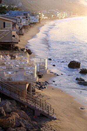 Serveert ontbijt, lunch, diner, Californische gerechten 