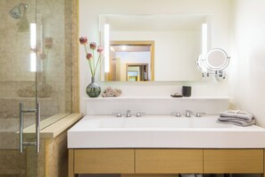 Chambre « Premier », 1 trÚs grand lit, balcon, en front de mer (Fireplace) | Salle de bain | Douche, douche à « effet pluie », articles de toilette de luxe