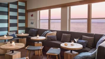 Breakfast, lunch, dinner served; Californian cuisine