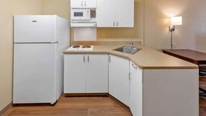 コーヒー / ティーメーカー、大型冷蔵庫、電子レンジ、コンロ