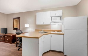 Fridge, microwave, stovetop, coffee/tea maker - Extended Stay America Suites Fort Wayne South (Fort Wayne)