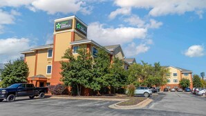 A hotel with a prominent sign for 'extended stay America' and a parking lot with several cars. - Extended Stay America Select Suites Springfield South (Springfield)