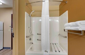 Studio, 1 Queen-Bett, barrierefrei, Nichtraucher | Badezimmer | Duschwanne, kostenlose Toilettenartikel, Haartrockner, Handtücher