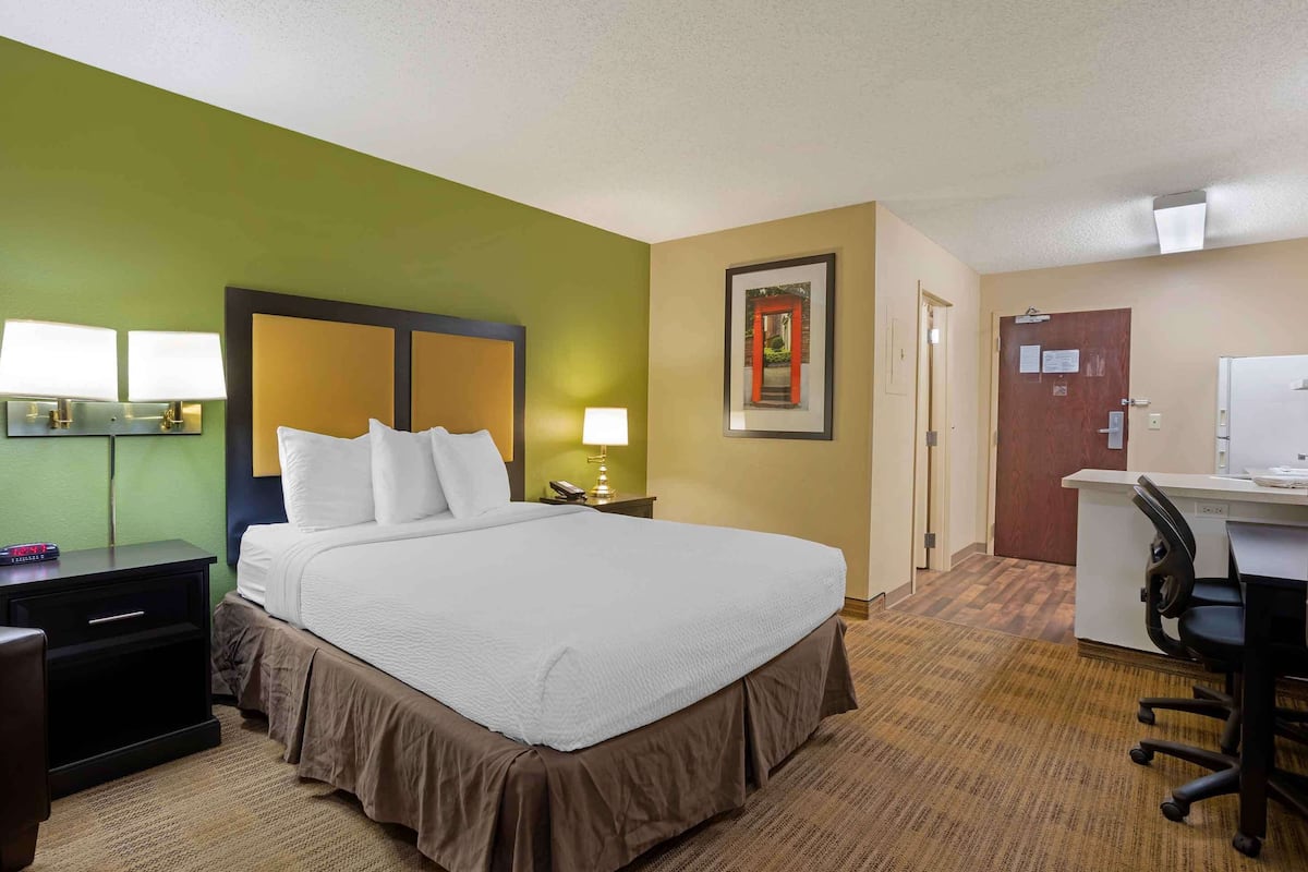 Studio, 1 Queen Bed, Non Smoking | Desk, free WiFi, bed sheets