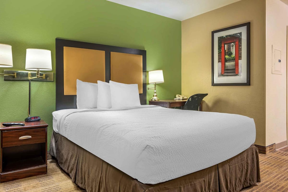 Studio, 1 Queen Bed, Non Smoking | Pillowtop beds, desk, laptop workspace, blackout drapes