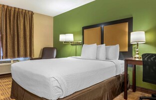 Studio, 1 Queen Bed, Non Smoking | Pillowtop beds, desk, laptop workspace, blackout drapes