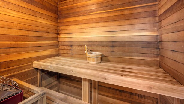 Een sauna met houten wanden en banken.