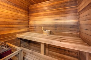 Una sauna con paredes y bancos de madera.
