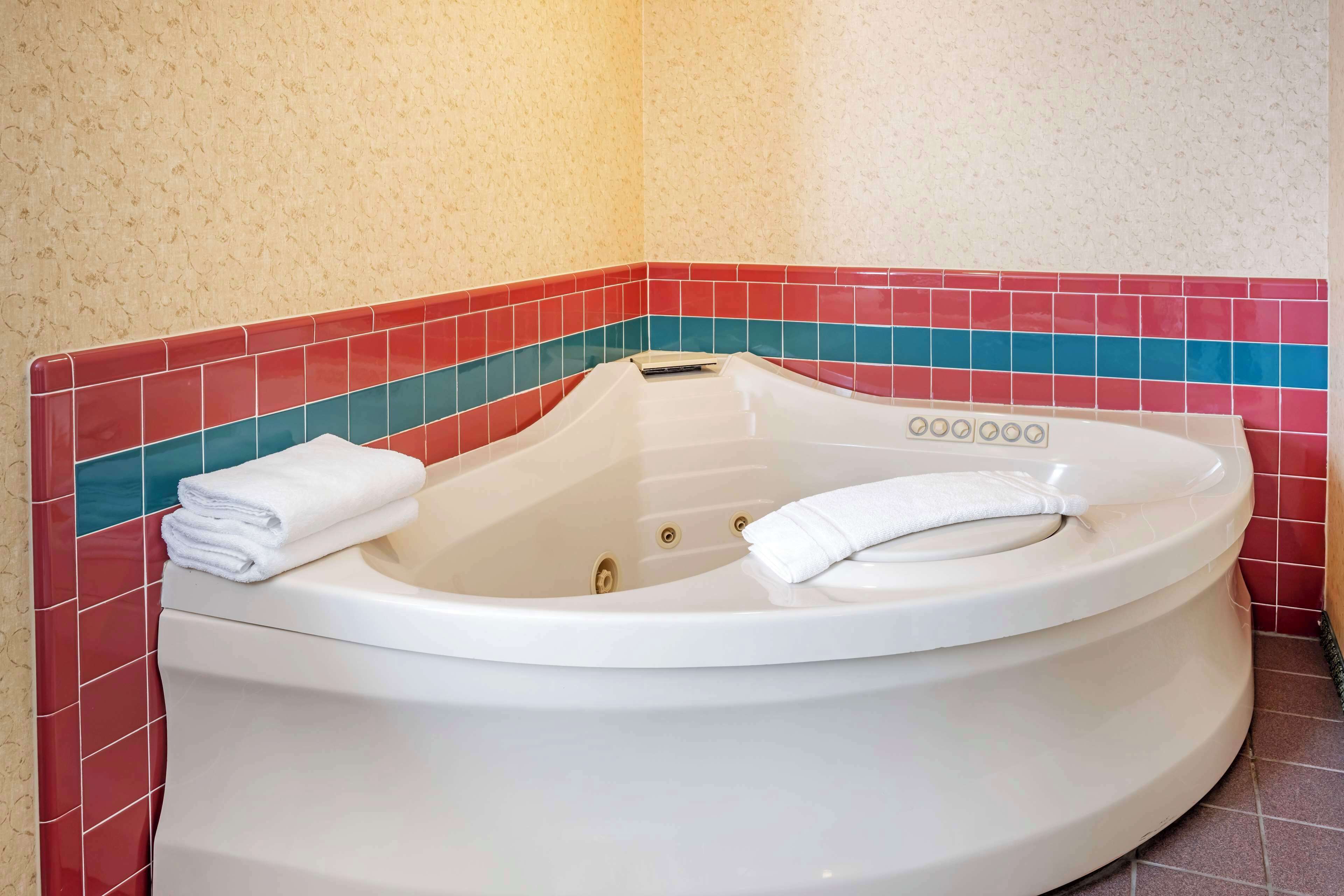 standard room, 1 king bed, non smoking, jetted tub | 1 bedroom, iron/ironing board, free cots/infant beds, free wifi