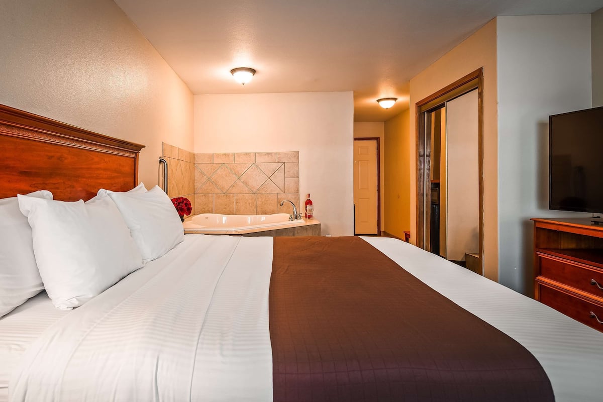 Desk, laptop workspace, cribs/infant beds, rollaway beds