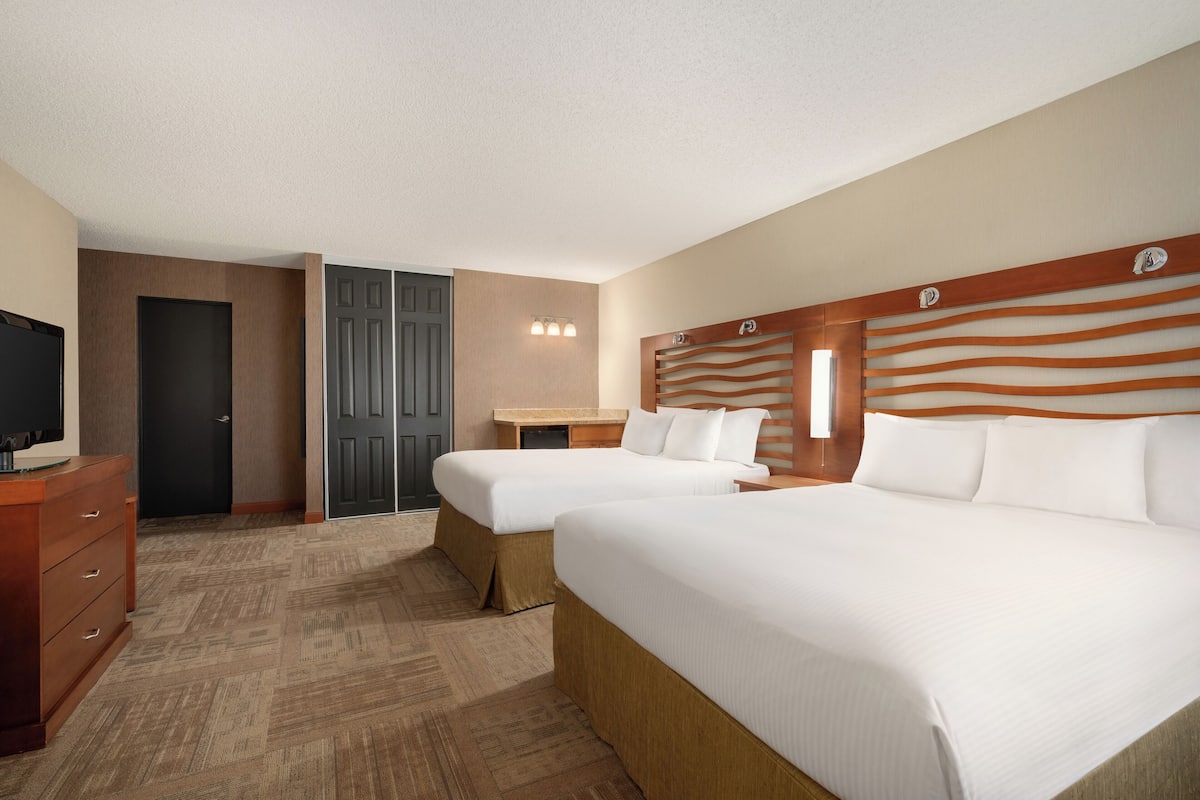 1 bedroom, hypo-allergenic bedding, pillow-top beds, desk