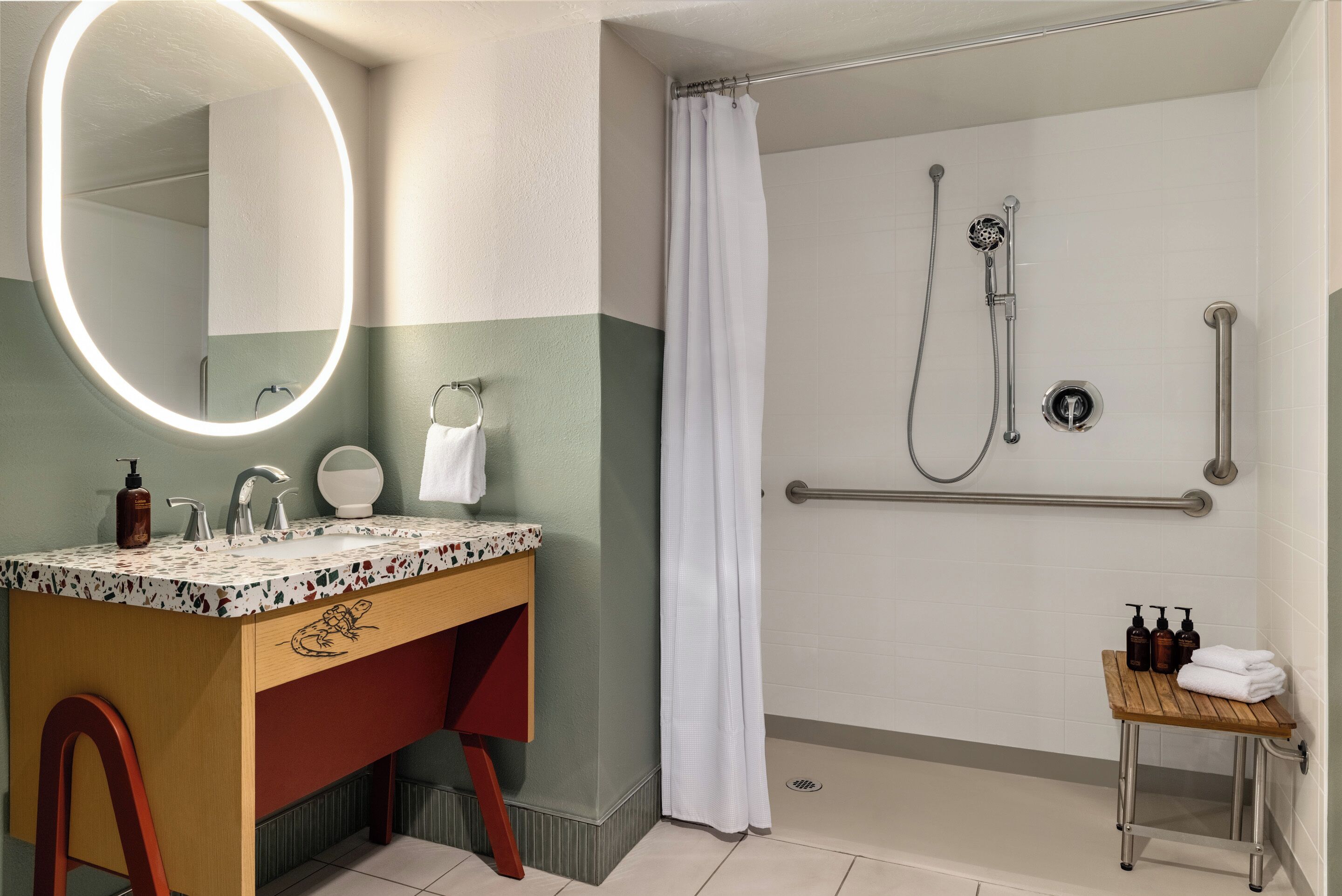 Articles de toilette gratuits, sèche-cheveux, serviettes fournies
