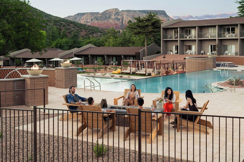 Una piscina al aire libre